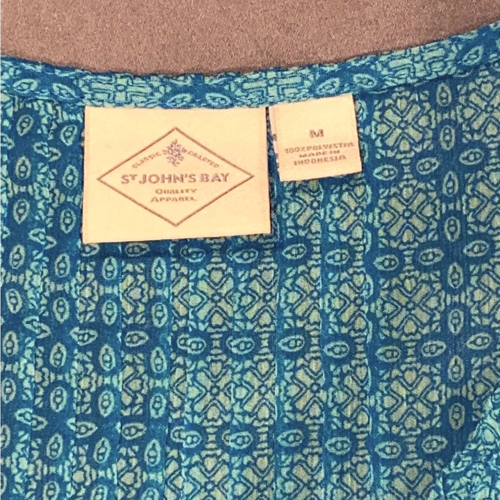 Cute blouse - Picture 2 of 3